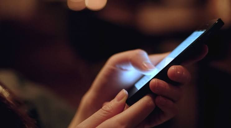 cahaya biru smartphone